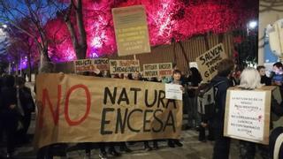 Un 'show' de luces se estrena en un jardín protegido de Barcelona en medio de protestas y peticiones de cierre