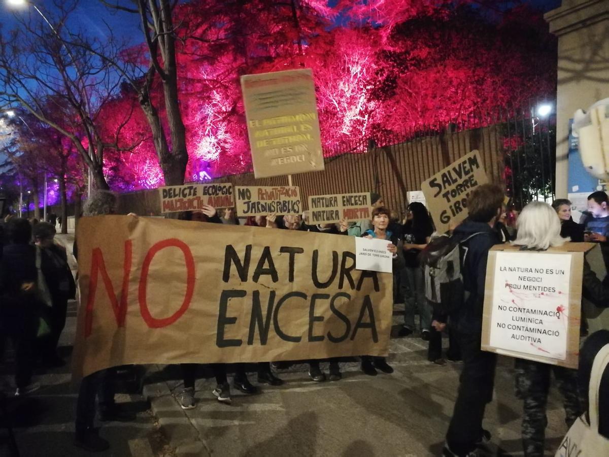 Un xou de llums s’estrena en un jardí protegit de Barcelona enmig de protestes i peticions de tancament