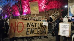 Manifestantes contrarios al espectáculo Natura Encesa, delante de los jardines de Torre Girona, en Barcelona.