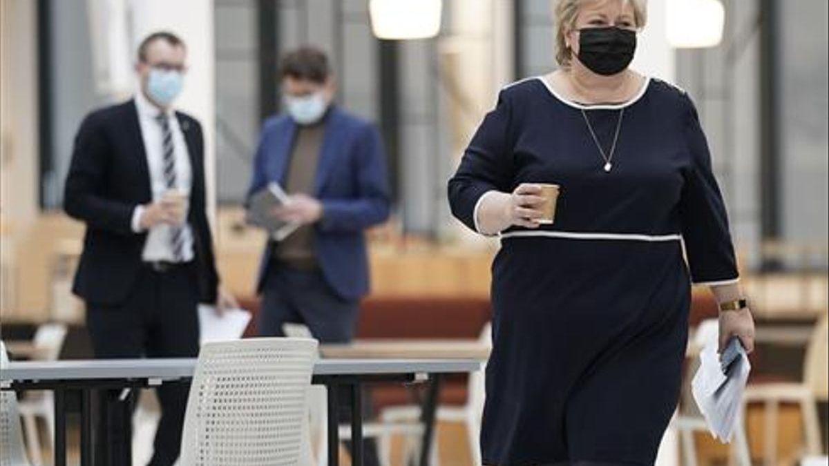 Multan a la primera ministra de noruega por saltarse las restricciones contra la pandemia