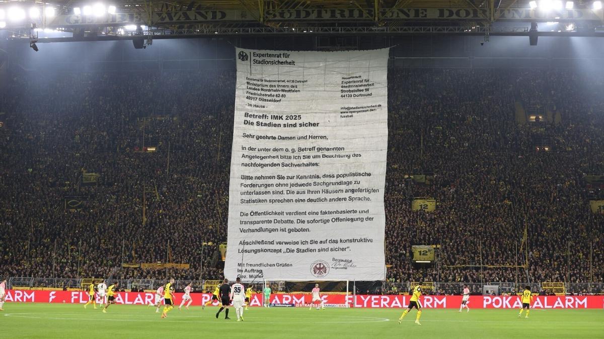 La pancarta que desplegaron los aficionados en el Signal Iduna Park