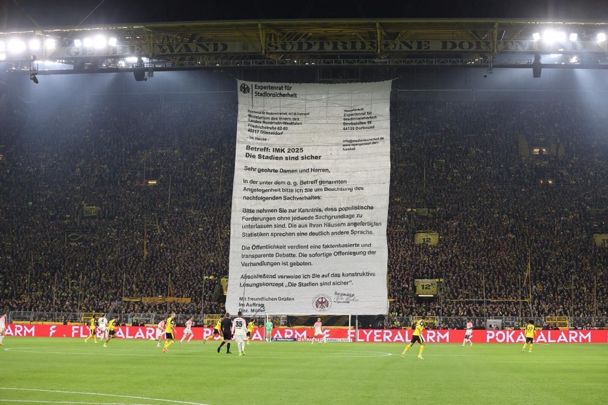 La pancarta que desplegaron los aficionados en el Signal Iduna Park