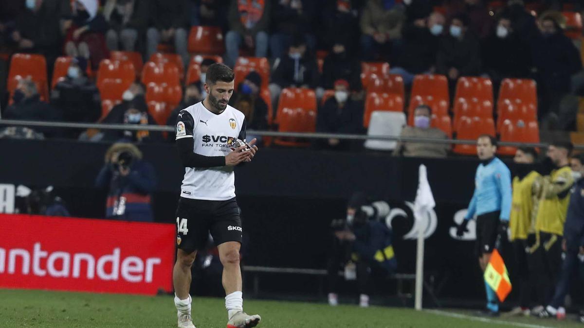 Gayà durante el partido de liga entre el Valencia CF y el Sevilla CF