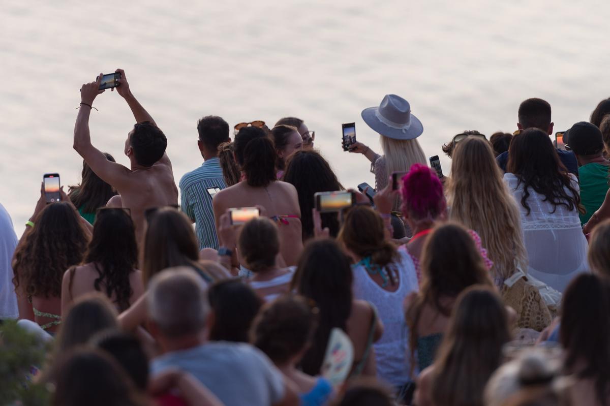 Turistas en La Cala dHort