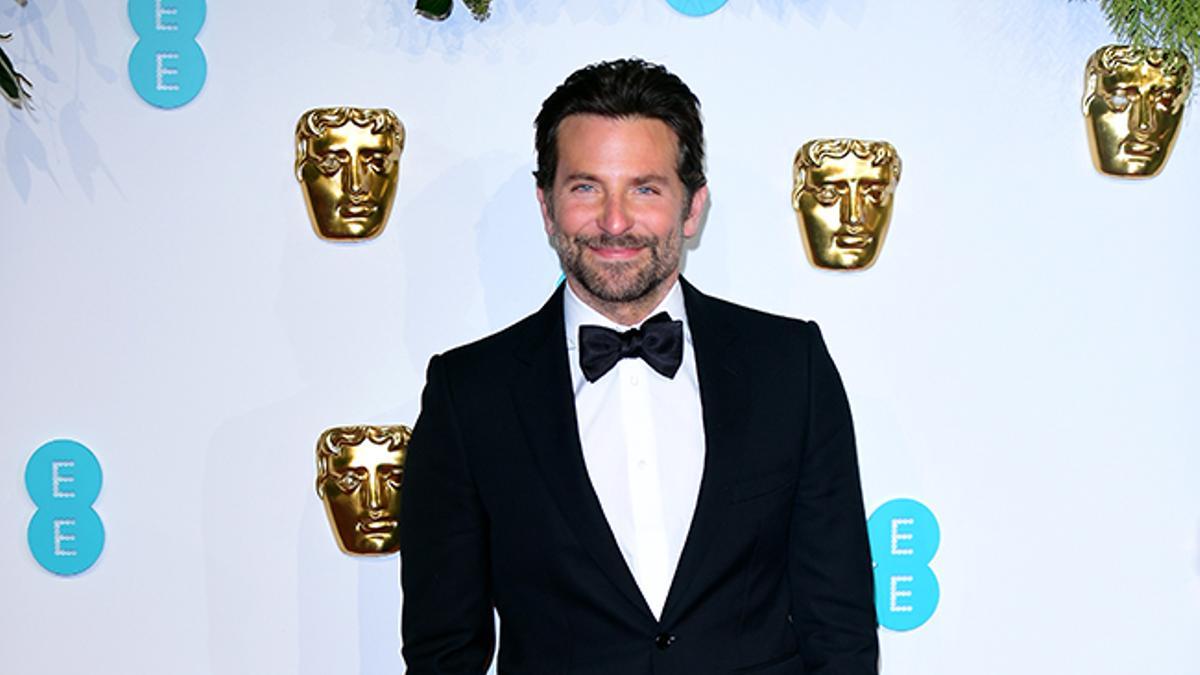 Bradley Cooper posando en la alfombra roja de los premios BAFTA