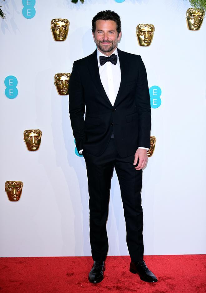 Bradley Cooper posando en la alfombra roja de los premios BAFTA