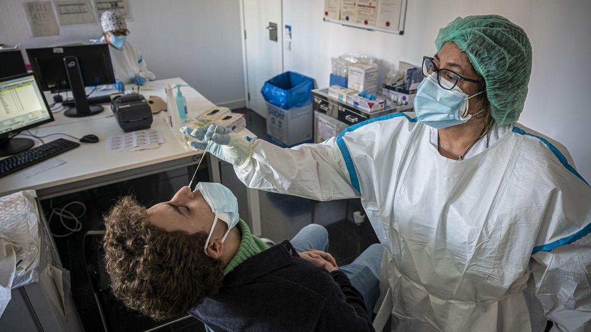 Un sanitario realiza una prueba covid a un ciudadano, en una imagen de archivo.