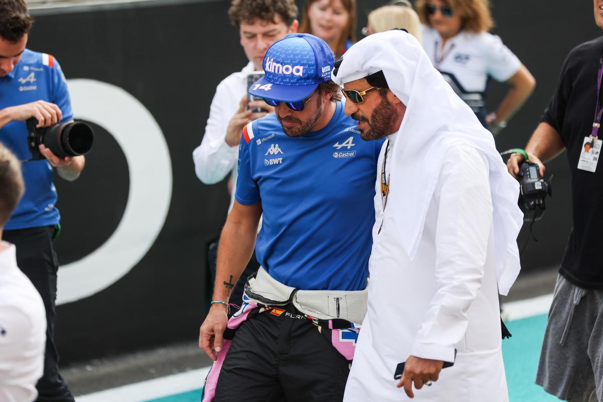 El presidente de la FI, Ben Sulayem, junto a Fernando Alonso.