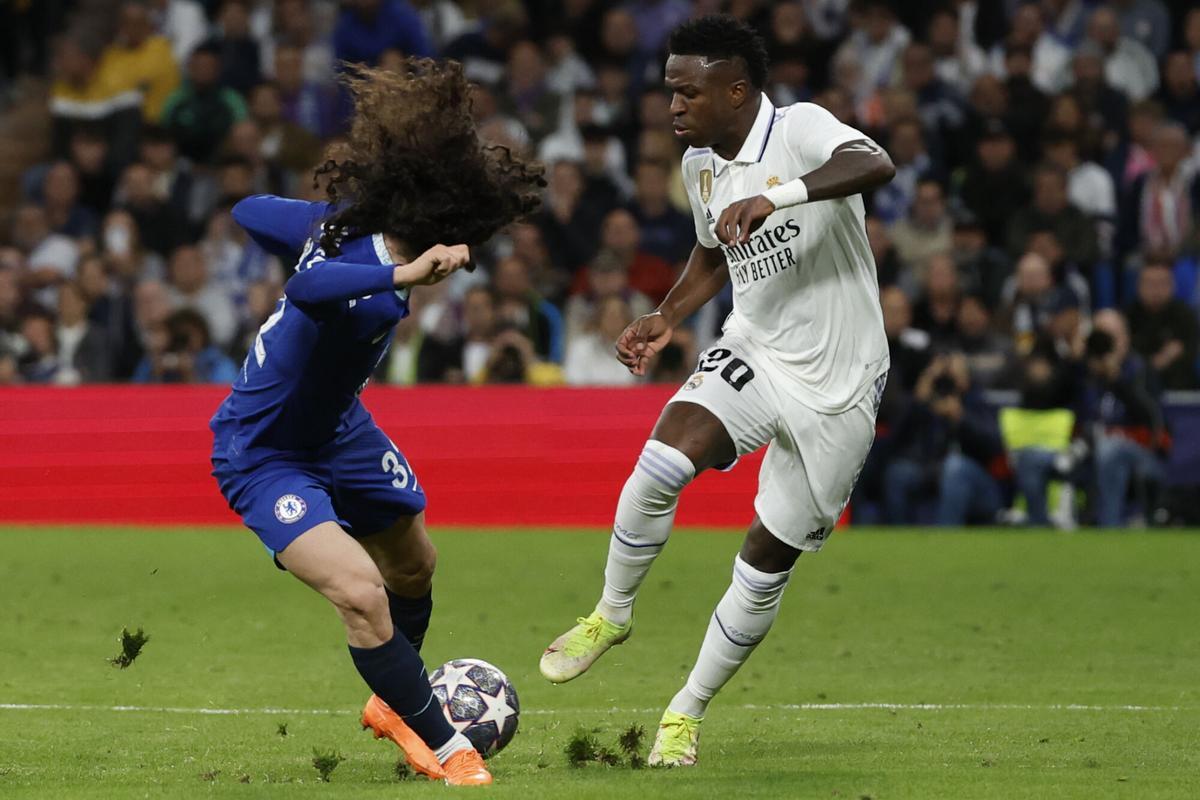 El defensa del Chelsea Marc Cucurella (i) pelea un balón con Vinicius Jr., del Real Madrid.