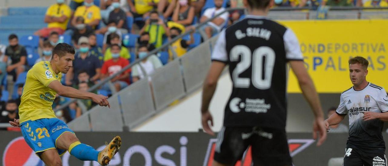 Unai Veiga realiza un disparo en el choque de la pasada temporada entre la UD y el Cartagena en Siete Palmas