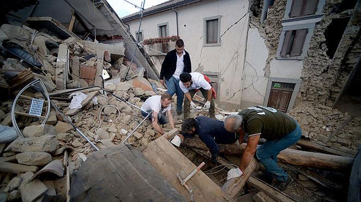 Un terratrèmol a Itàlia deixa almenys 14 morts.