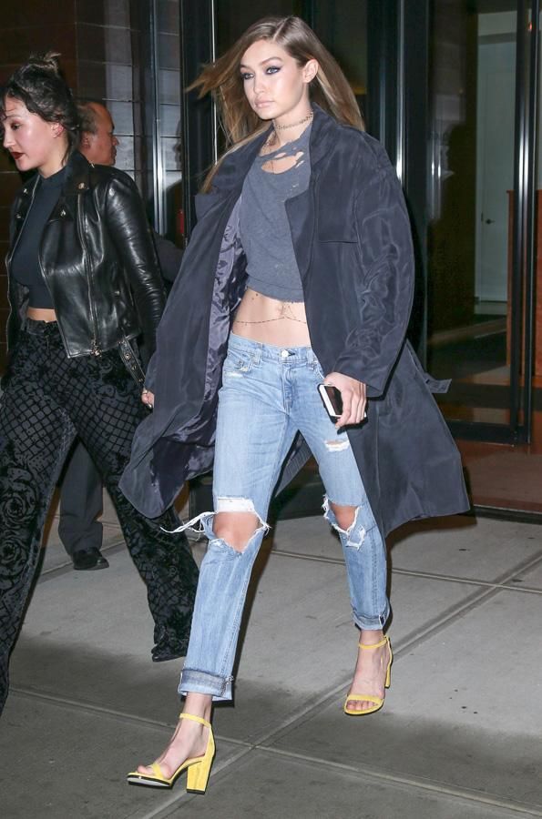 El look de Gigi Hadid con sandalias amarillas de Stuart Weitzman