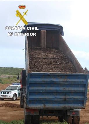 Vertedero ilegal de estiércol en Los Giles