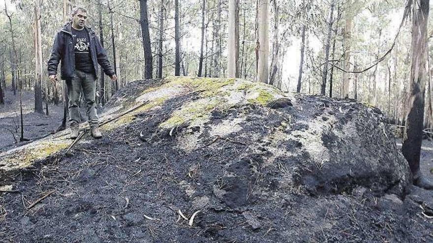 Vilar muestra un yacimiento ennegrecido en Morgadáns.