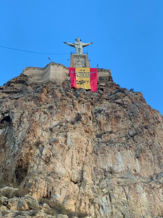 Simpatizantes de Vox cuelgan una pancarta en el Cristo de Monteagudo