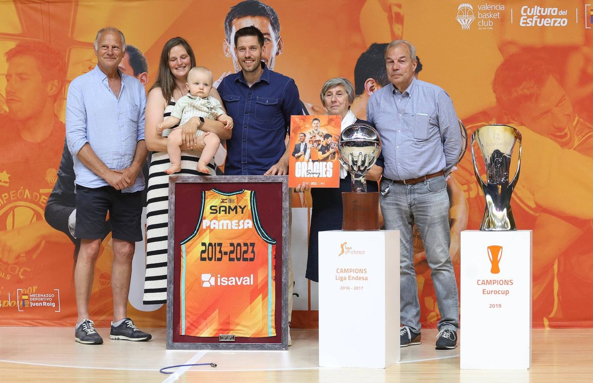 Sam Van Rossom y su familia, el día de su despedida del Valencia Basket