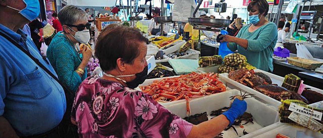 Venta de cigala y nécora en la plaza de Vilagarcía.