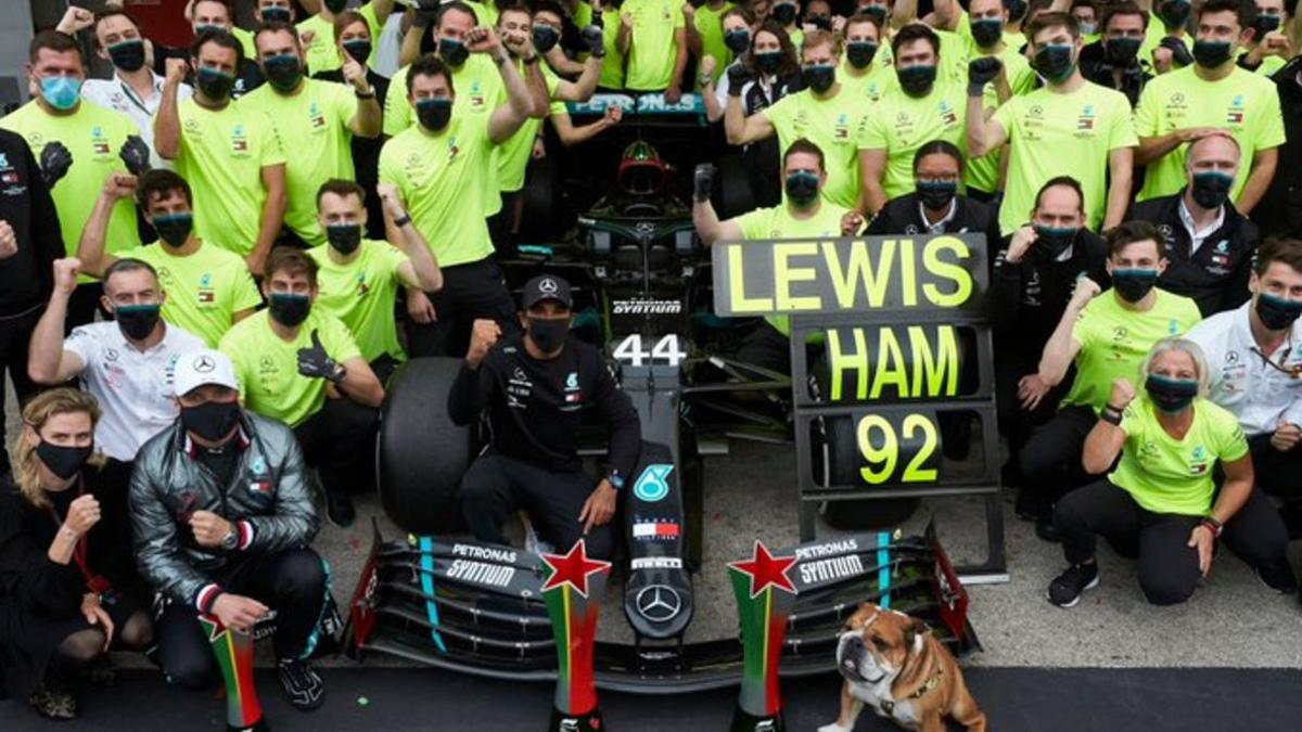 Mercedes, Hamilton y su perro Roscoe celebran el récord de victorias