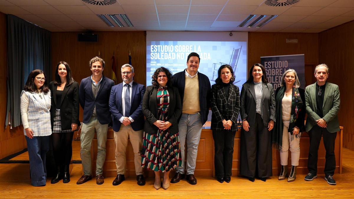 Foto de familia de la presentación del "Estudio sobre la soledad no deseada" en mayores con dependencia