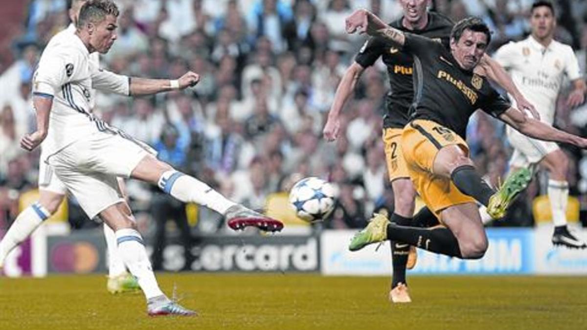 Cristiano empalma el derechazo que supuso su segundo gol, anoche.