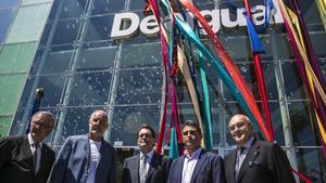 Al centre, Artur Mas, flanquejat per Thomas Meyer (esquerra) i Manel Jadraque (dreta), durant la inauguració de la seu de Desigual al costat de l’hotel W de la Barceloneta. JOAN PUIG