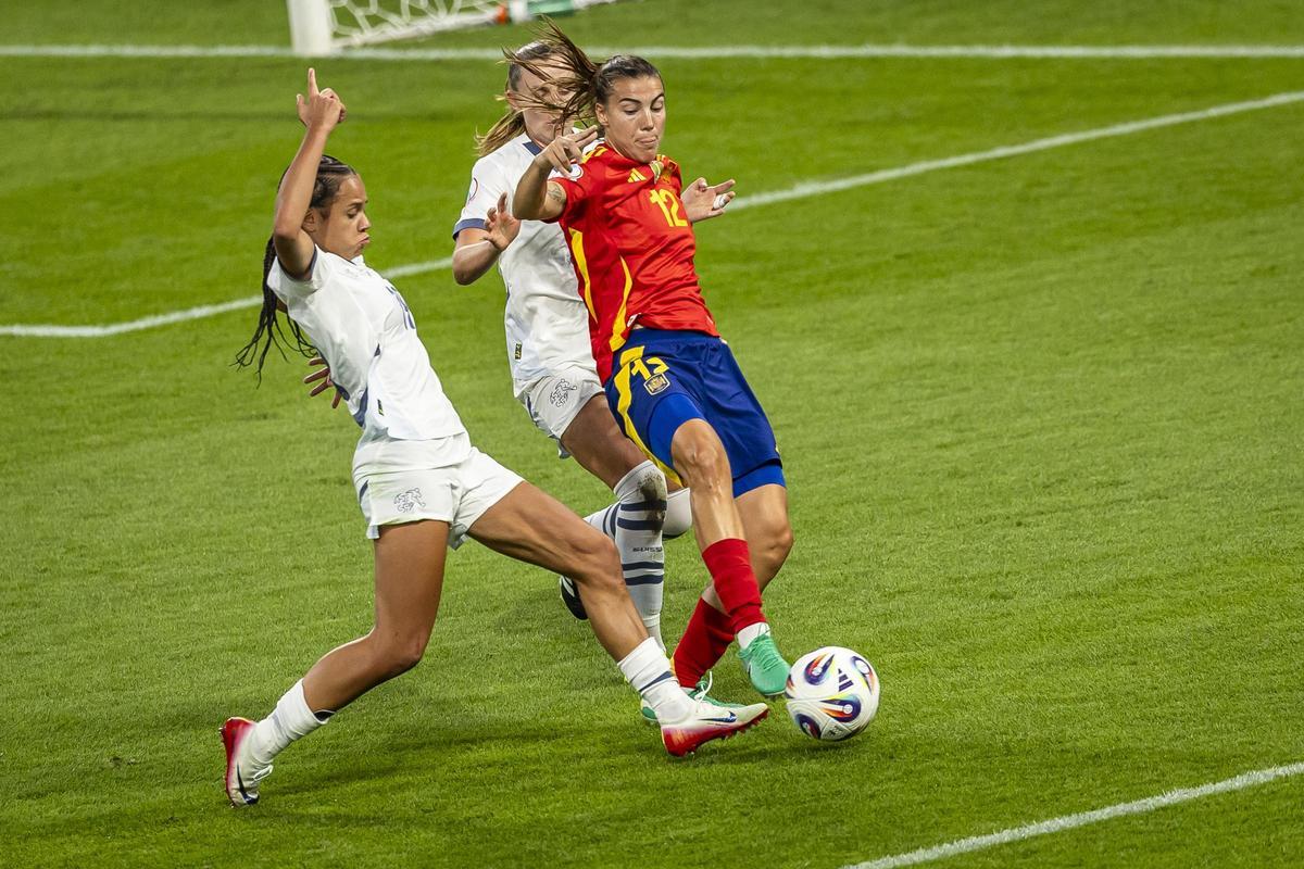 Patri Guijarro controla el balón presionada por dos rivales.