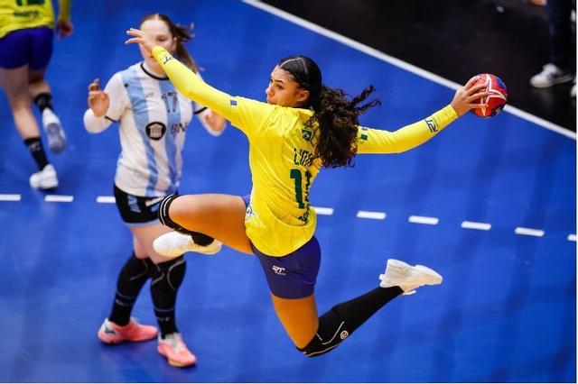 El nuevo fichaje del Rocasa, Fernanda Lima, jugando con la selección brasileña