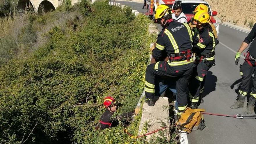 Rescatan a un hombre de avanzada edad tras caer en un zarzal en Polop