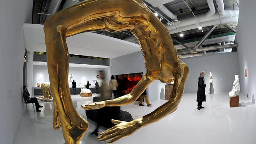 Vista de la escultura de bronce &quot;Arch of Hysteria&quot; en el Centro Pompidou en París, Francia.