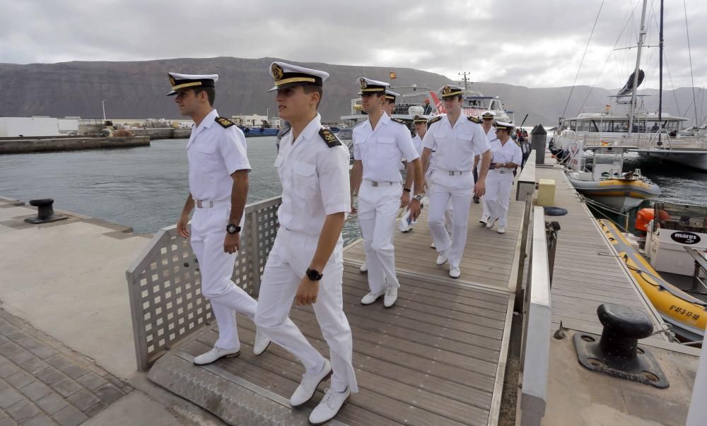 El 'Elcano', en La Graciosa