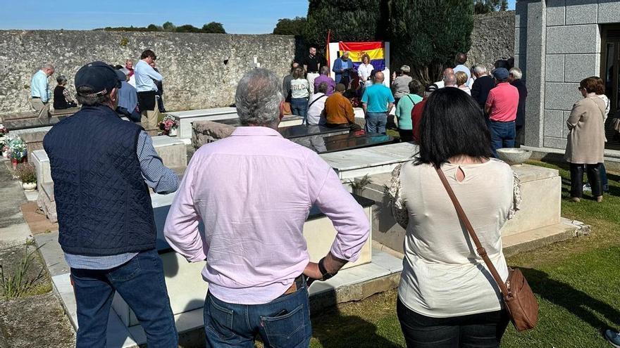 Duras críticas al alcalde de Llanes, Enrique Riestra, durante el homenaje del PSOE a los muertos por la República