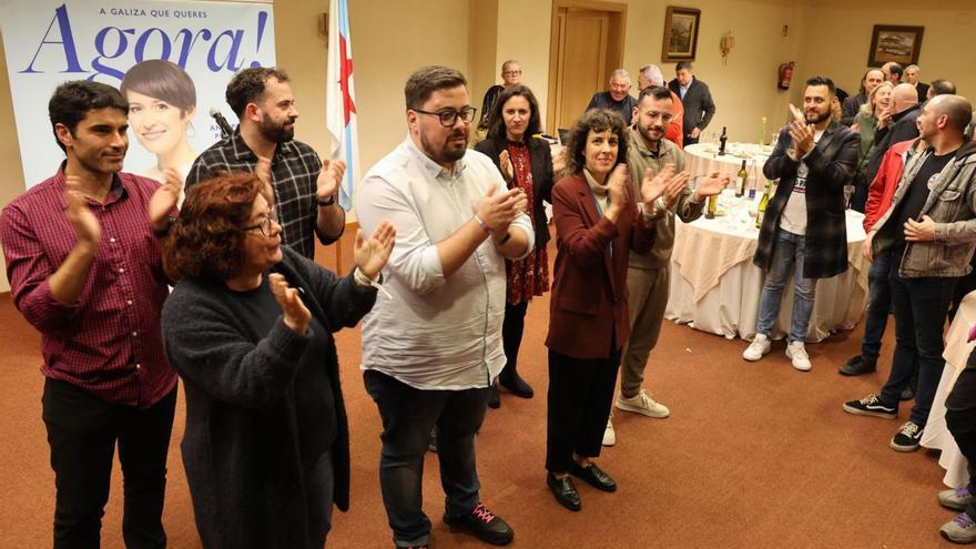 El portavoz del BNG de Vigo, Xabier P. Igrexas, celebra el resultado con diputados y militantes.