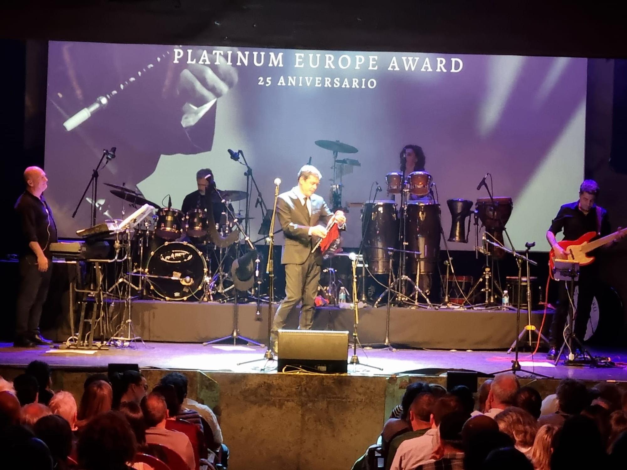 EN IMÁGENES | Hevia celebra los 25 años de "Tierra de nadie" con lleno en el teatro La Latina de Madrid