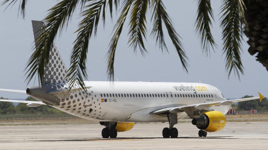 Un avión de Vueling circula por la pista del aeropuerto de Ibiza.