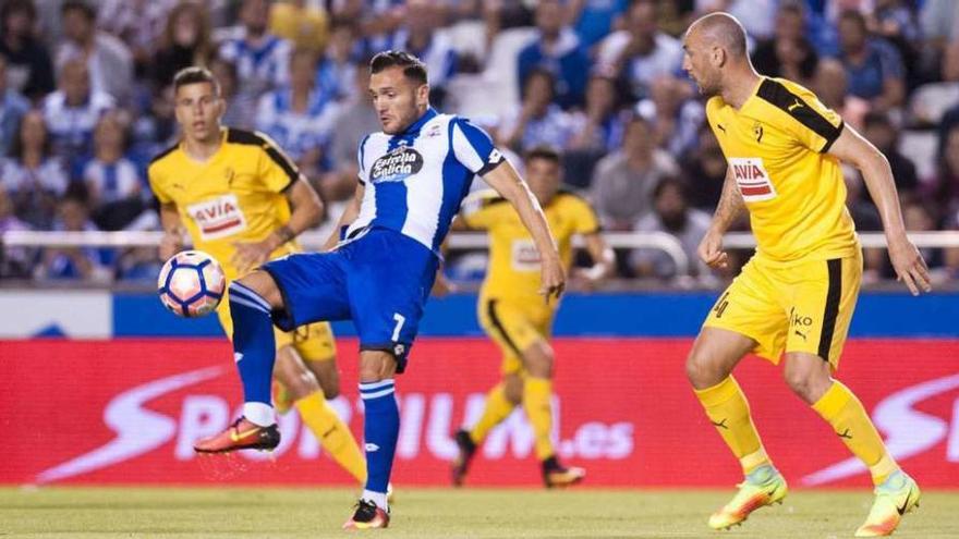 Lucas toca con la derecha en el partido de la primera jornada contra el Eibar, el último que disputó como deportivista.