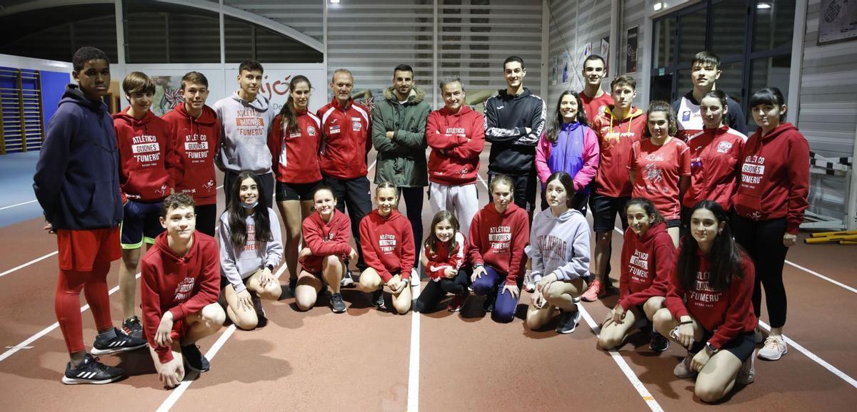 De pie, por la izquierda, Manrry David Céspedes, Izan Poveda, Félix Fernández, Alejandro Fernández, Silvia Martos, Jorge Amaya, Iñaki Cañal, Mario González, Jorge Juan, Isabel Barreiro, Mario Ferreras, Alejandro Onís, Olaya Pérez, Miguel Vélez, Belén Alonso y Johanna González. Agachados, en el mismo orden, Iker Argüelles, Alba Pérez, Ana Riesgo, Marya Luysa Caballero, Claudia Castañón, Olaya Martínez, Daniela Prieto, Nerea Pérez y Llara Fernández, en Las Mestas. | Ángel González