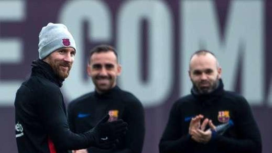 Messi, con Paco Alcácer e Iniesta, ayer en la ciudad deportiva del Barcelona. // Efe