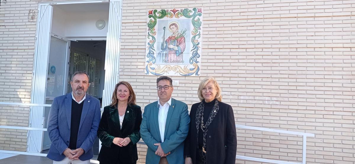 Redondo, Carrasco, Cabañero y Adsuara junto a la cerámica de San Lorenzo en la puerta del centro y realizada por los alumnos del taller de cerámica pintada a mano.