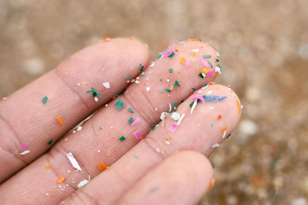 Los microplásticos llegan al interior del cuerpo humano por la comida, la bebida y el aire