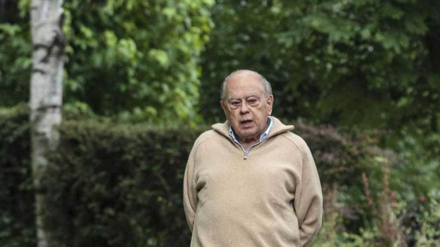 Jordi Pujol pasea por el jardín de su residencia en el Pirineo.