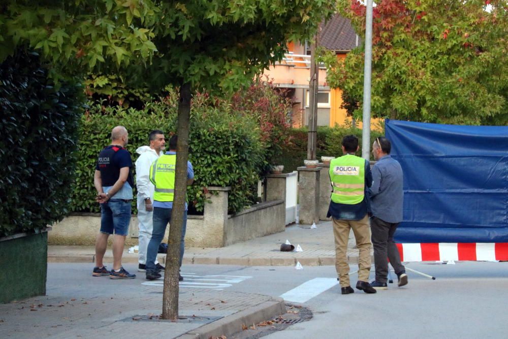 Investigadors dels Mossos el 6 d'octubre al lloc del crim de Sant Joan les Fonts.