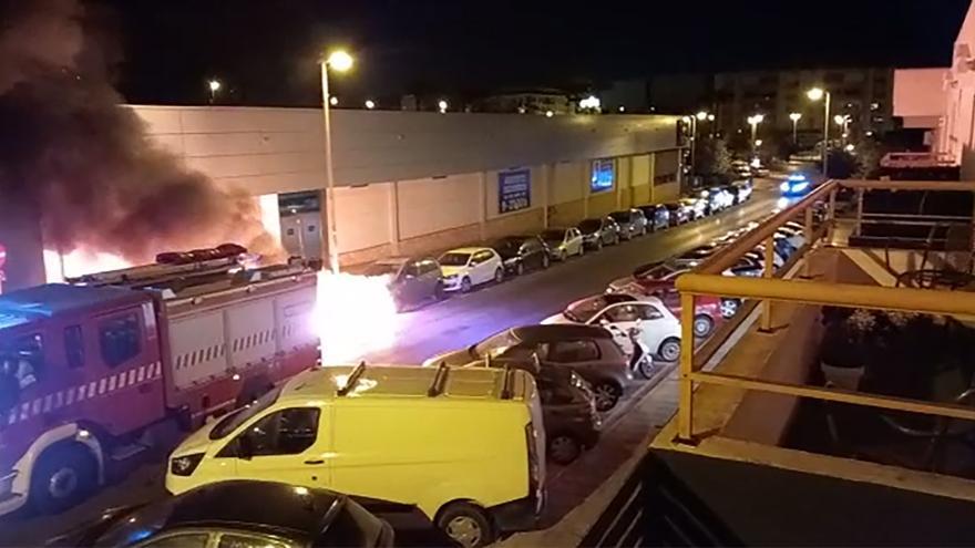 Arden dos contenedores de basura y un coche en Ibiza