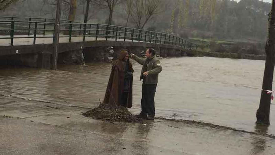 Un pastor alistano charla con un guarda forestal junto al río Aliste, crecido en Las Torres.