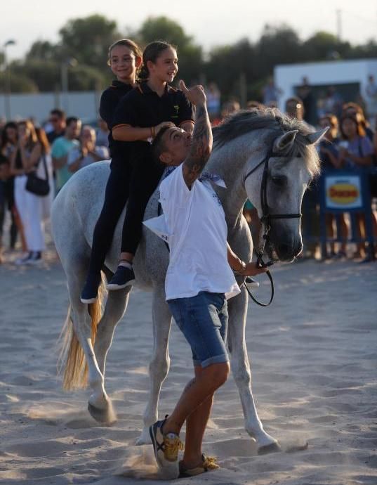 Rafa Martínez, junto a sus
hijas a lomos de ‘Xaloc’, le
dedica la victoria a su padre   
mirando al cielo.  eduardo ripoll