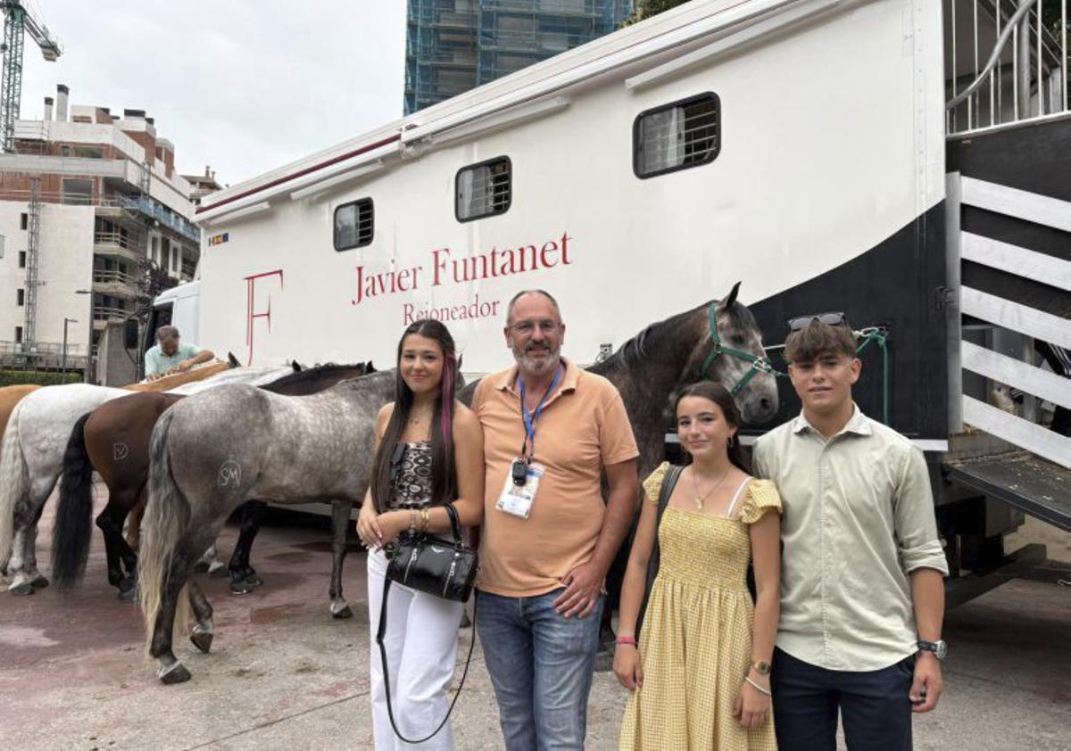 Aficionados pendientes de las previas con los caballos. Aficionados pendientes de las previas con los caballos.