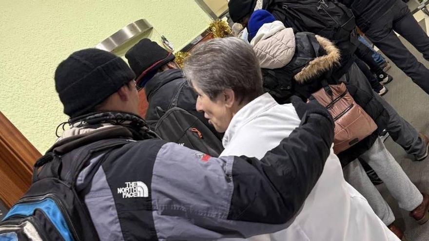 Sor Carmen Lorenzo saluda a los primeros usuarios de los desayunos de la Cocina Económica.