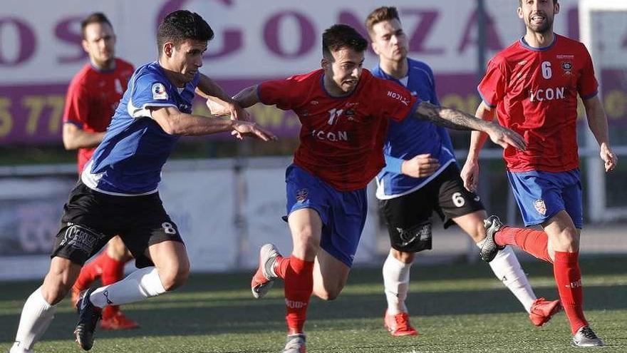 Un jugador del Alondras conduce el balón durante un encuentro. // Ricardo Grobas