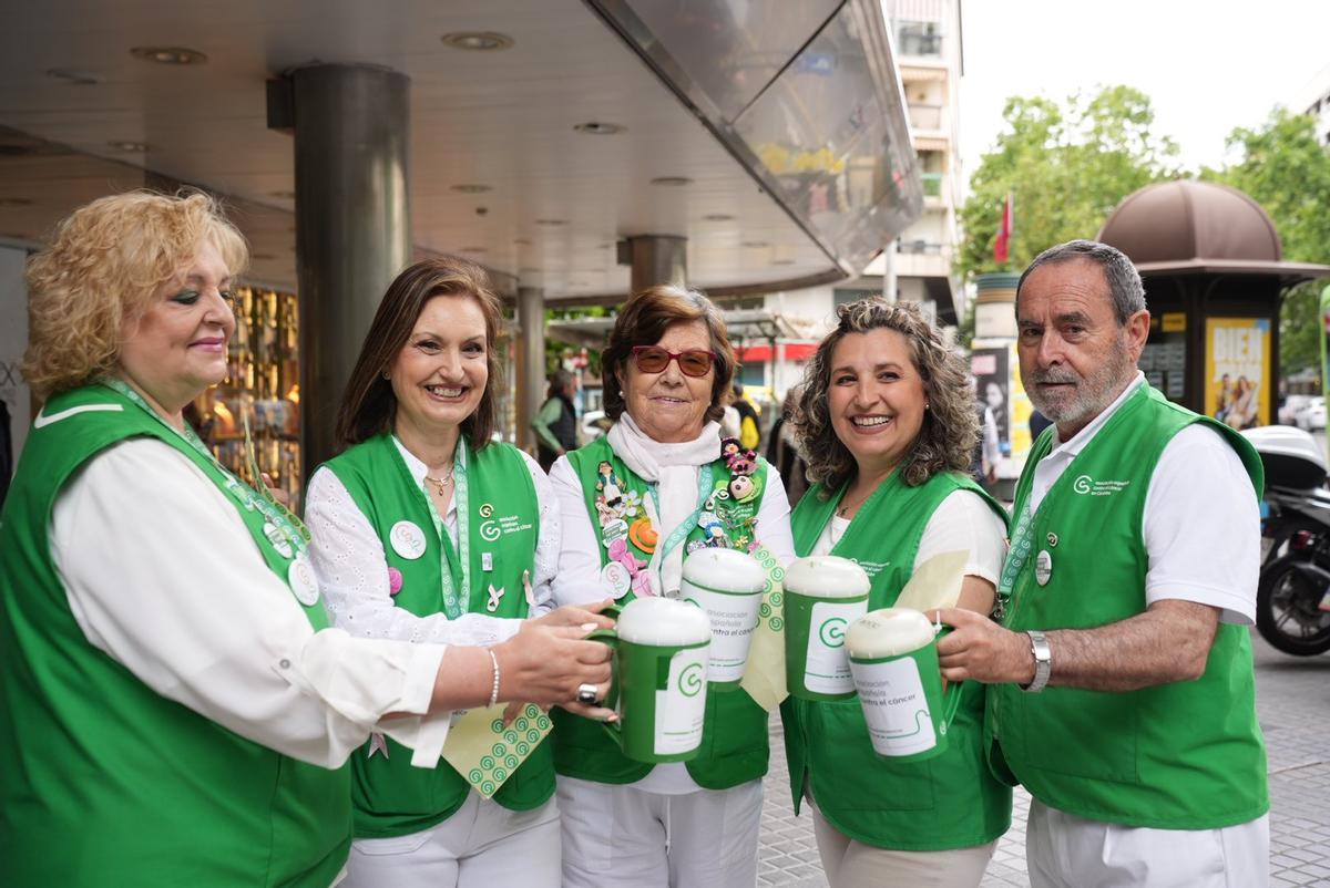 Voluntarios de la AECC, durante la cuestación.