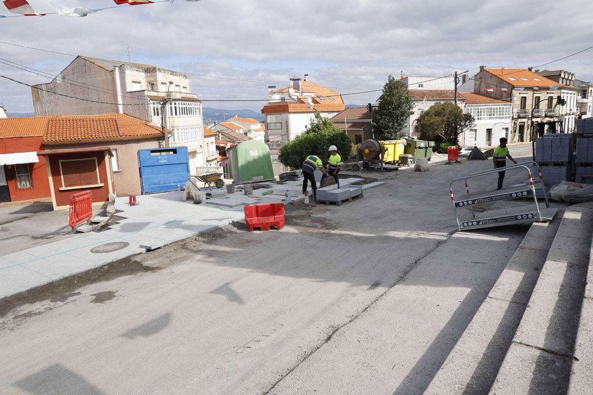 Estado actual de las obras delante de la iglesia de Sobrán.