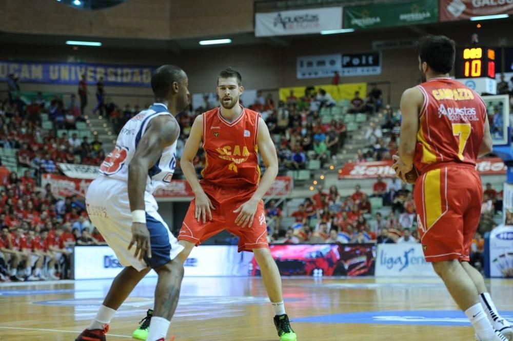 Partido entre el UCAM Baloncesto y el Manresa